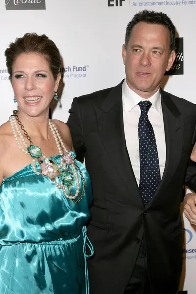 萨克斯第五大道第14届年会 的丽塔 威尔逊和汤姆 汉克斯 Rita Wilson Tom Hanks 为娱乐业基金会的妇女癌症研究基金带来了 难忘的夜晚 — 图库照片