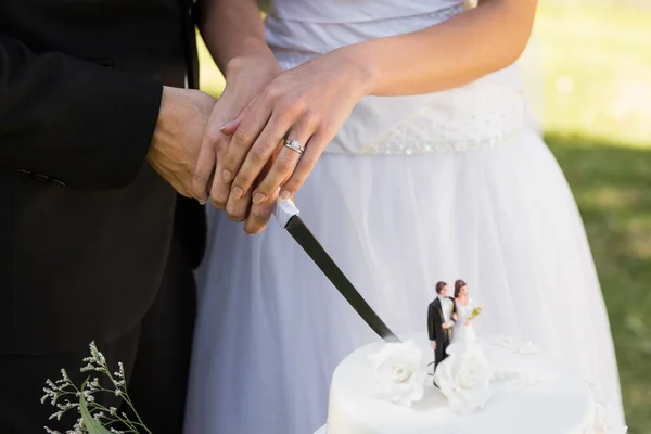 Mid Section Newlywed Cutting Wedding Cake — Stock Photo, Image
