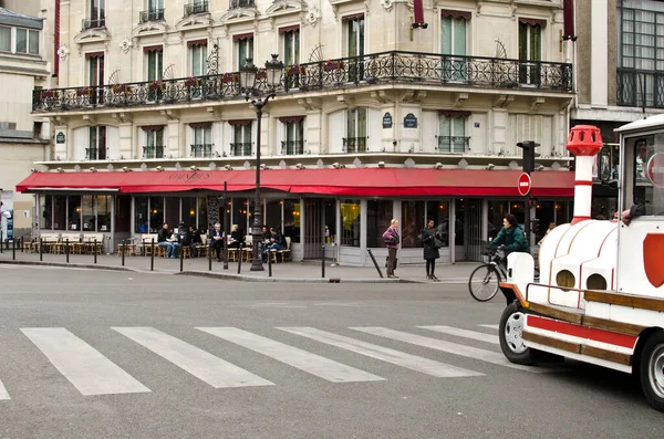 Zatłoczona Ulica Dzień Montmartre Paryż — Zdjęcie stockowe