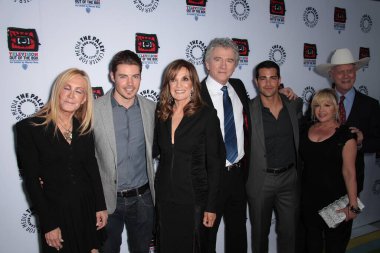 Joan Van Ark, Josh Henderson, Linda Gray, Patrick Duffy, Jesse Metcalfe, Charlene Tilton, Larry Hagman TV 'nin açılışında: Out the Box Paley Center for Media, Beverly Hills, CA