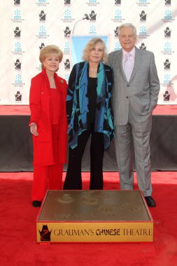 Debbie Reynolds, Kim Novak, Robert Osborneat Kim Novak El ve Ayak İzi Seremonisi TCM Film Festivali, Çin Tiyatrosu, Hollywood, CA