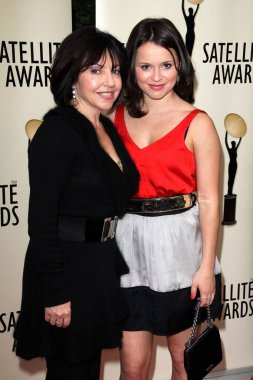 Sasha Cohen ve annesi Galina, 2012 'de Brian Edwards, Cafe La Boheme, West Hollywood, CA' nın onuruna Eğlence Müşteri İlişkilerinde En İyi Uydu Başarı Ödülü 'nü kazandılar. 