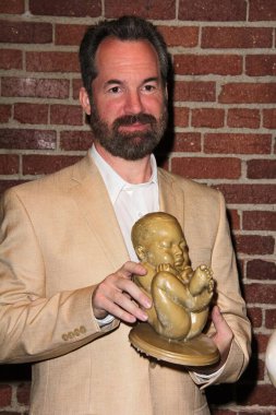 Sanatçı Daniel Edward, Kim Kardashian 'ın yeni çıplak, hamile heykelinin açılışında galeriye gidenlerin şans getirmesi için göbeğine ulaşılabiliyor, Lab Art, Los Angeles, CA 06-05-13