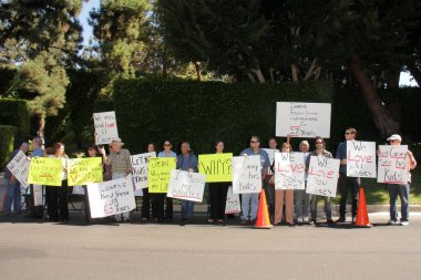 Casey Kasem 'in çocuklarını, kardeşini ve arkadaşlarını ilgilendiren ama görüşmeyi reddettikleri protestolar, Özel Konum, Holmby Hills, CA 10-01-13