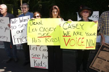 Ted Ball, Tom Rounds, Barbara Rounds, Rana Makarem, Eilene Olsen, Casey Kasem 'in çocuklarını içeren bir protestoda onu görmek isteyen ama görüşmekten mahrum bırakılan kardeş ve arkadaşları, Özel Yer, Holmby Hills, CA 10-01-13