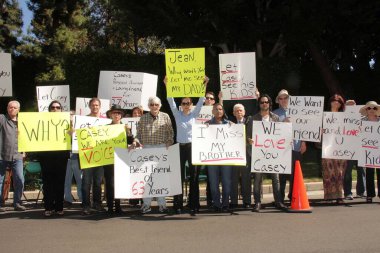 Casey Kasem 'in çocuklarını, kardeşini ve arkadaşlarını ilgilendiren ama görüşmeyi reddettikleri protestolar, Özel Konum, Holmby Hills, CA 10-01-13