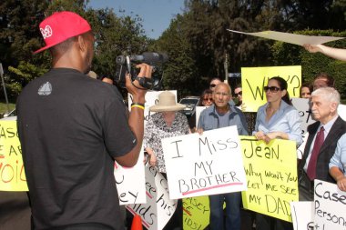 Mouner Kasem, Kerri Kasem, Don Bustany, Casey Kasem 'in çocuklarını, kardeşini ve arkadaşlarını içeren bir protestoda basın mensuplarına konuştu.
