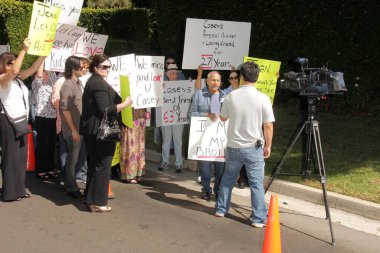 Caset Kasem 'in kardeşi Mouner Kasem, Casey Kasem' in çocuklarını, kardeşini ve arkadaşlarını içeren bir protestoda basın mensuplarına konuştu. Casey Kasem 'i görmek istiyorlar ama görüşmeleri reddedildi. Özel Konum, Holmby Hills, CA 10-01-13