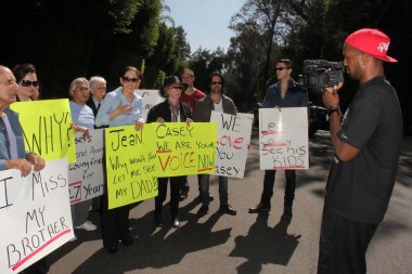 Kerri Kasem, Casey Kasem 'in çocuklarını, kardeşini ve arkadaşlarını içeren bir protestoda arkadaşları ve ailesiyle birlikte basına konuştu. Casey Kasem' i görmek istiyorlar ama görüşmeleri reddedildi. Özel Konum, Holmby Hills, CA 10-01-13