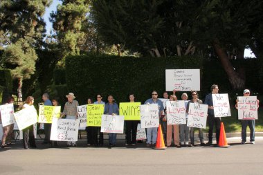 Casey Kasem 'in çocuklarını, kardeşini ve arkadaşlarını ilgilendiren ama görüşmeyi reddettikleri protestolar, Özel Konum, Holmby Hills, CA 10-01-13