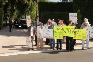 Casey Kasem 'in çocuklarını, kardeşini ve arkadaşlarını ilgilendiren ama görüşmeyi reddettikleri protestolar, Özel Konum, Holmby Hills, CA 10-01-13
