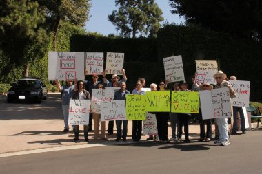Tom Rounds, Jason Thomas Gordon, Jesse Kove, Lorre Crimi, Mouner Kasem, Kerri Kasem, Don Bustany, Wafa Kanan, Gonz Venecia, Eilene Olsen ve onu görmek isteyen ama görüşmekten mahrum bırakılan arkadaşları, Özel Konum, Holmby Hills, 