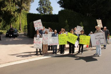 Casey Kasem 'in çocuklarını, kardeşini ve arkadaşlarını ilgilendiren ama görüşmeyi reddettikleri protestolar, Özel Konum, Holmby Hills, CA 10-01-13
