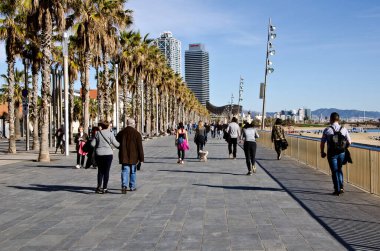 Barselona'da yürüyen insanlar, İspanya.