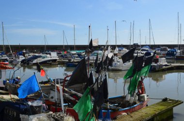 Brighton Marina 'da balıkçı tekneleri.