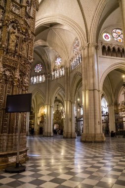 İspanya 'nın Toledo Katedrali' nin görkemli iç mekanı. Bildirilen Dünya