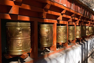 Budist dua tekerlekleri içinde Tibet manastır 