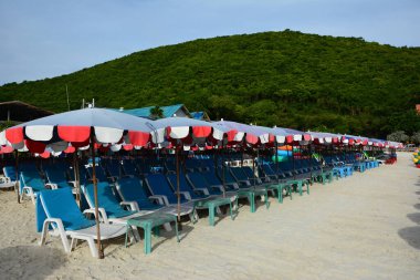 Kumsalda tatilde dinlenirken Koh Larn, Patay 'da mavi gökyüzü