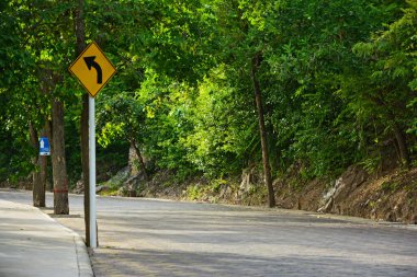 Tayland 'ın Pattaya kentindeki Larn Adası' nda yol