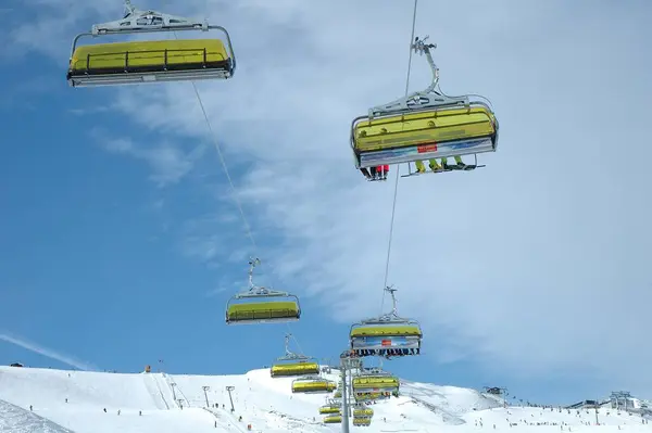 Wyciąg Narciarski Śnieżnych Górach Zimą — Zdjęcie stockowe