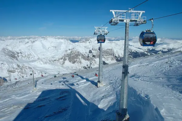 山中的山峰和滑雪电梯 — 图库照片