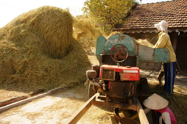 农民收割稻谷脱粒机械 — 图库照片