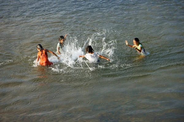 Bir Grup Asyalı Çocuk Nehir Suyunda Banyo Yapıyor — Stok fotoğraf