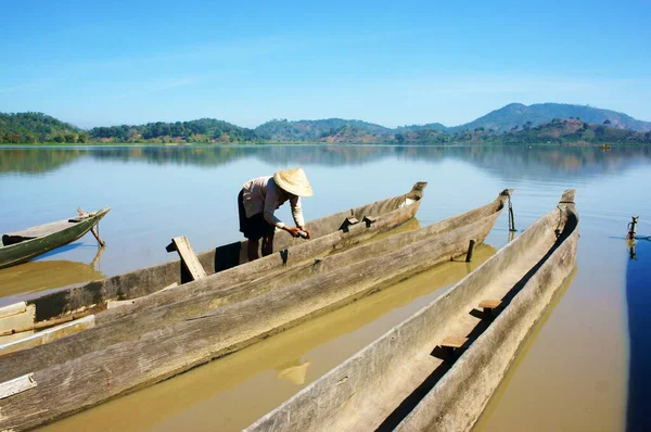 Kanu Boot Auf Dem See Ausgegraben — Stockfoto