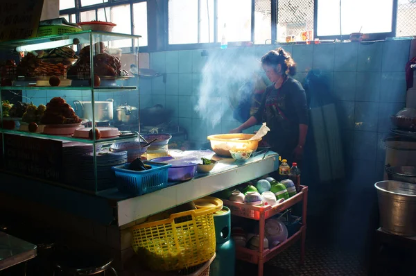 ベトナム料理人売春肉にComチームレストラン — ストック写真