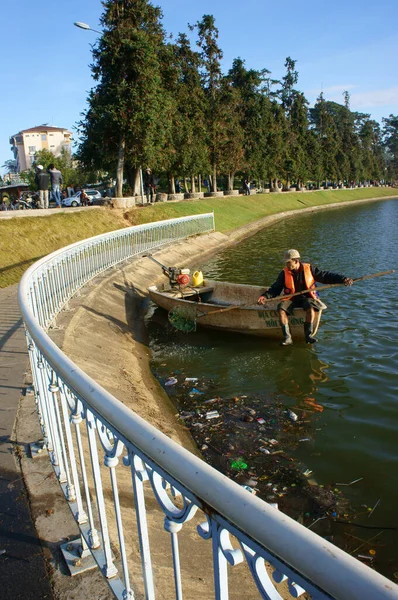 Trabajador Saneamiento Vietnamita Recoger Basura Lago —  Fotos de Stock