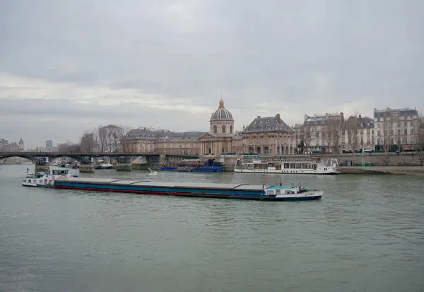 Boote Auf Der Seine Und Blick Auf Das Institut France — Stockfoto