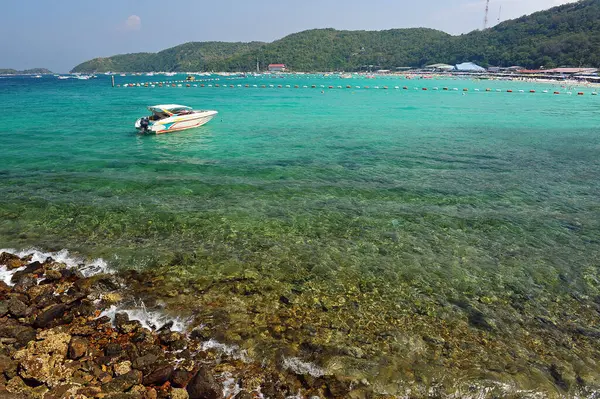 deniz manzarası içinde mavi gökyüzü gün koh Larne, pattaya, Tayland 