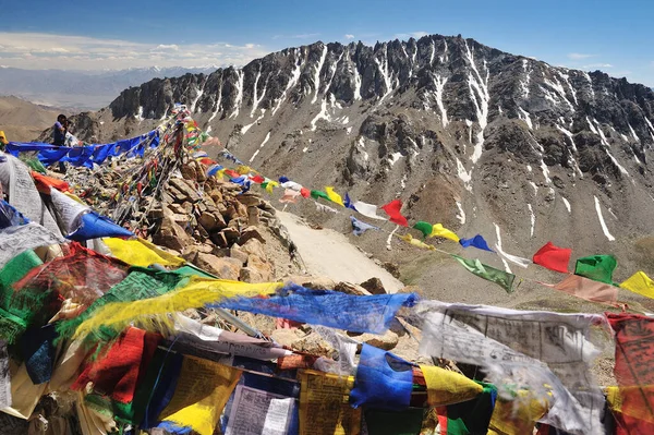 Khardungla山口 世界上最高的道路 的西藏国旗 — 图库照片