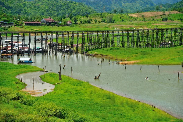 カンチャナブリ タイで山と川の木製の橋 — ストック写真