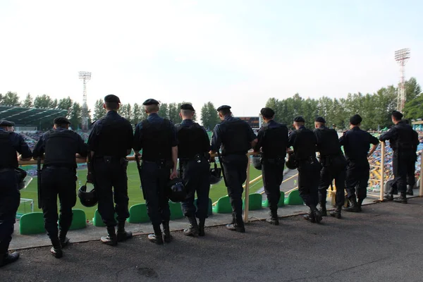 Полицейские Охраняют Порядок Стадионе — стоковое фото