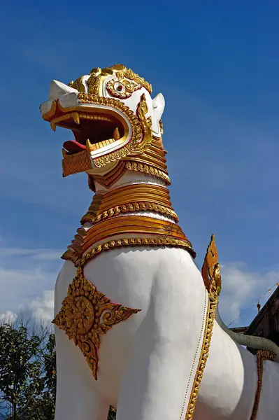 Singha Estátua Leão Frente Templo Mon Sangkraburi — Fotografia de Stock