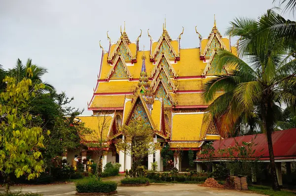泰国Kanchanaburi Sangkraburi的寺庙屋顶 — 图库照片