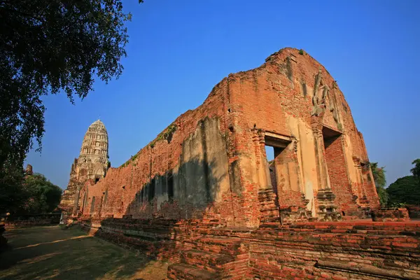 后台的Wat Rajaburana门和中央塔 — 图库照片
