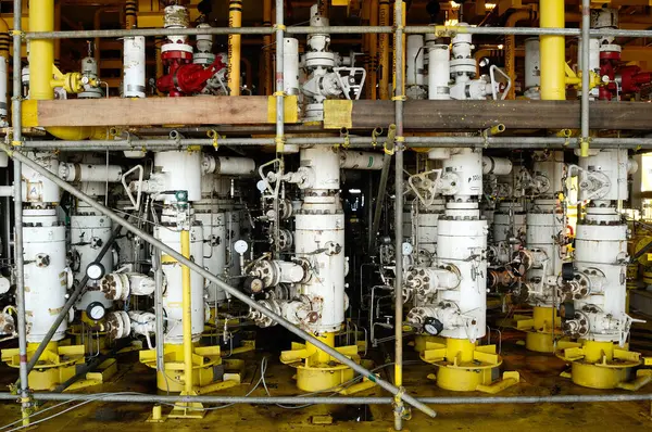 オフショアリグの複雑なパイプ天然ガス — ストック写真