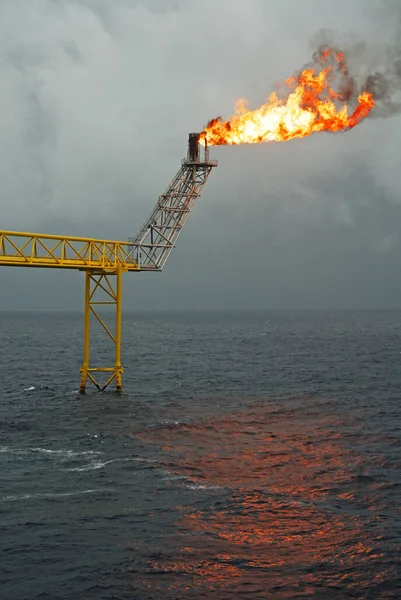 Flare 繁荣喷嘴和海上石油钻井平台上发生的火灾 — 图库照片