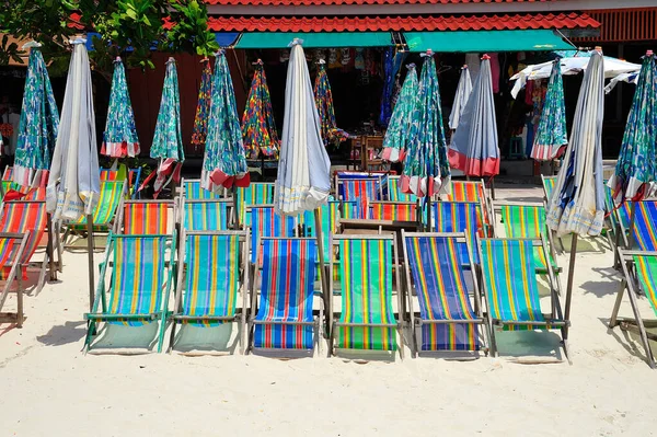 화창한 해변에 의자의 다채로운 파타야 — 스톡 사진