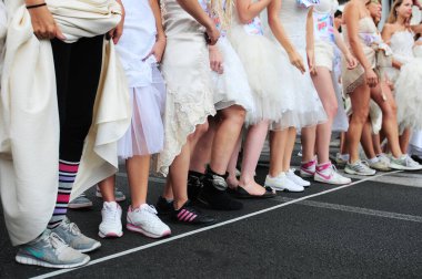 Düğün yarışı festivali, beyaz elbiseli kadın.