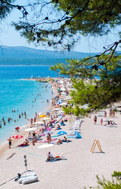 kristal berrak su ve çakıl taşı tabanlı plaj
