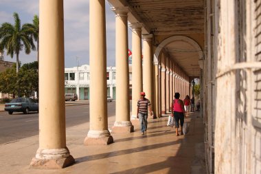 Küba'da kemer altında kişi
