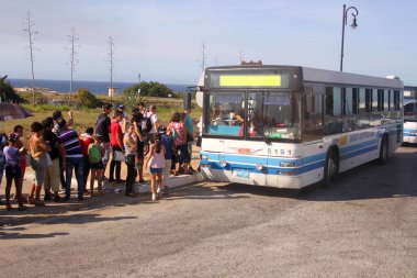 HAVANA, CUBA-FEBRUARY 22 Şubat 2014: Kalabalık Havana Küba 'da bir transit otobüse binmek için bekliyor, 22 Şubat 2014