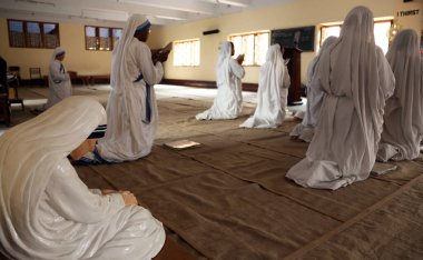 Rahibeler Rahibe teresa'nın misyonerler sadaka anne evi, Kalküta kilisede dua