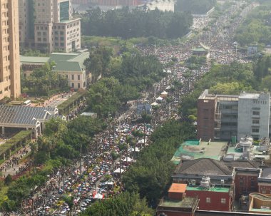 TAIPEI, TAIWAN, 30 Mart 2014. Yüz binlerce insan sokaklarda. 