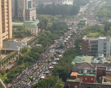 TAIPEI, TAIWAN, 30 Mart 2014. Yüz binlerce insan sokaklarda. 