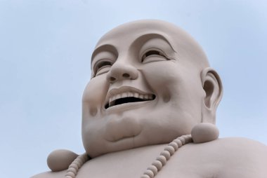 büyük beyaz Buda'nın kafasına yan görünüm.