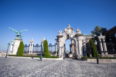 Budapeşte 'deki Buda Kalesi' nin tarihi demir kapısının güzel manzarası